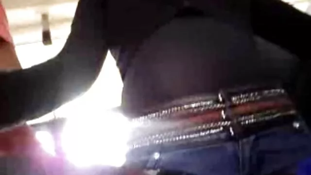 C'est tellement bon qu'en film porno amateur allemand ce moment un livreur de pizza courageux vient à la maison, qui insère volontiers son pénis dans la bouche d'une fille qui s'ennuie