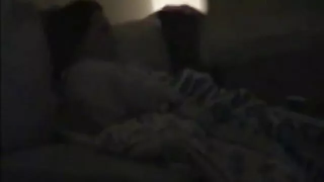 Branle un pénis et se baise avec un jouet en anal film x amateur en francais