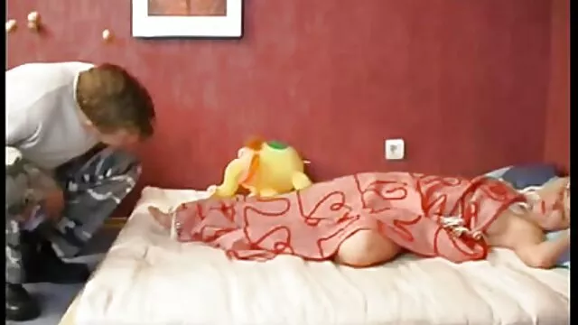 Les filles jouaient à des jeux anaux lorsque film x français amateurs le mari de l'une d'elles est revenu de manière inattendue du travail, et les trouvant pour la débauche, il a décidé de les baiser tous les deux. Les filles n'étaient que heureuses et ont remplacé le mec par leurs trous excités