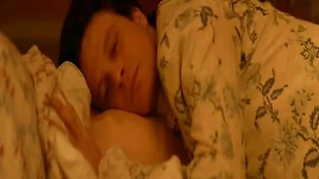 Une jeune salope essaie d'exciter le pénis lent du vieil homme avec ses mains, quand elle réussit enfin, elle commence à le sucer film francais amateur x fort