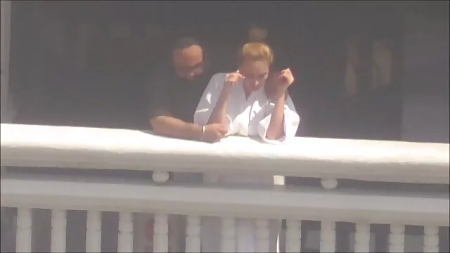 Un mec chauve baise les film x amateur français jeunes Kimberly et Tonny