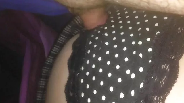 Un mec mignon a enlevé une mignonne brune Lucy Doll dans la rue xxx français amateur et la baise