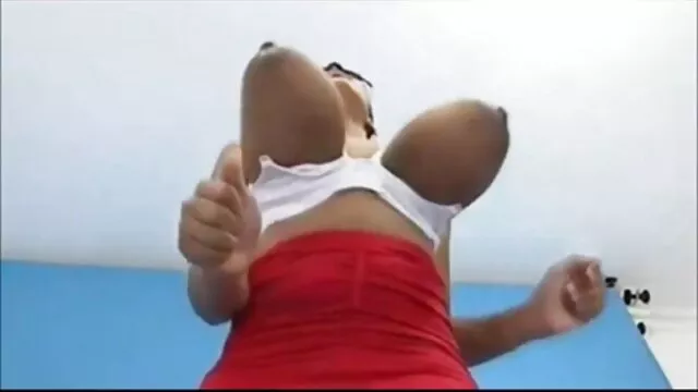 Une charmante brune adore le cunnilingus et lève donc ses jambes pour que le mec travaille avec film x gratuit amateur francais son trou anal