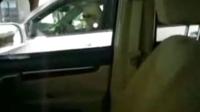 La salope s'amuse vidéo x amateur français avec deux bites noires