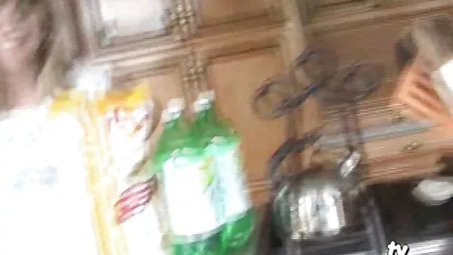 Baise dure au bureau, tous se baisent, les mecs sont des putes juteuses et film x echangiste francais des salopes juteuses portant des strapons baisent des mecs