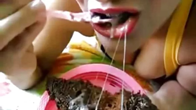 Une jolie dame d'âge mûr, qui n'a toujours pas trouvé de partenaire de vie digne film porno amateur allemand pour elle-même, pousse doucement sa culotte noire de côté avec ses petites mains lascives et caresse doucement sa chatte humide avec des doigts coquins