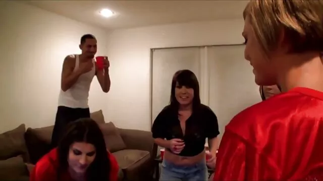 Le mec film porno amateur belge a mis son museau sous une bite de transe