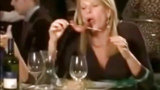 Un homme baise analement une pute en film porno français amateur gratuit bas et se verse la bouche avec du sperme