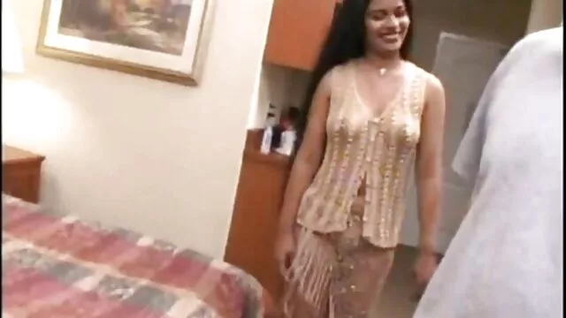 Le mec russe extrait video porno amateur a traité la fille aux cheveux roux au thé et baisé dans un anal étroit