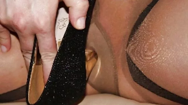Une brune ludique joue film porno amateur belge avec une bite