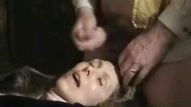 Une grosse salope se masturbe la chatte sur une chaise film amateur x francais