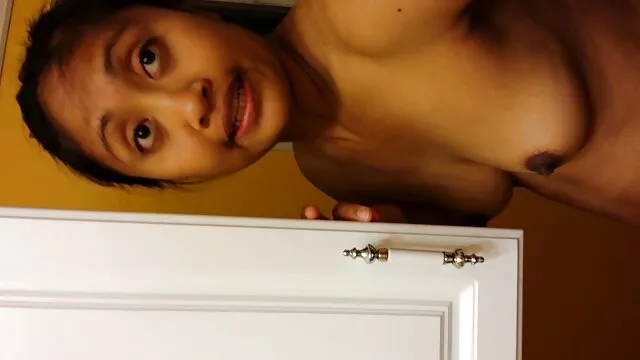 Une jeune brune film x francais amateur Renee Roulette baise en anal avec un oncle mature