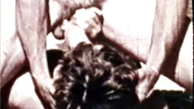 Une jeune brune a sucé un gros pénis au film porno amateur française vendeur pour des sandales