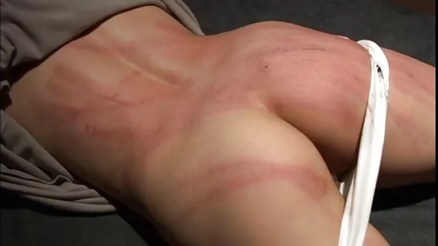 Elle aime quand ses vêtements sont arrachés, son cul tendre est battu jusqu'à ce qu'il soit rouge, grossièrement analysé et son joli film francais amateur x visage est versé avec une épaisse mayonnaise masculine