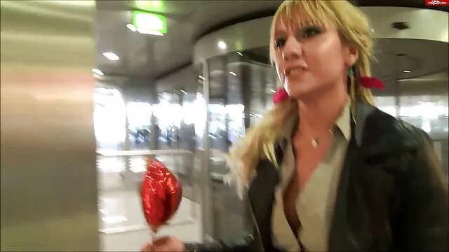 Des mecs violent une brune film x amateur belge devant son mari attaché
