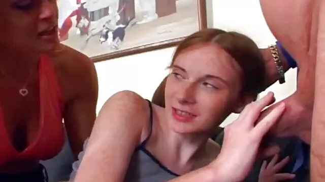 Deux salopes lubriques ont cassé l'anus de film x amateur allemand la blonde
