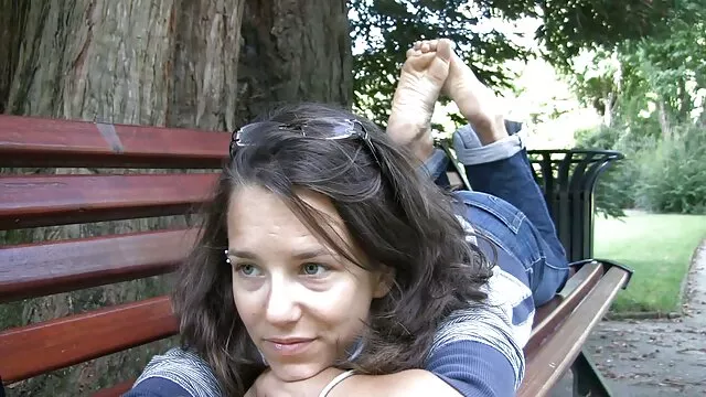 Belle transexuelle brune avec des queues de cheval se branle et caresse sa bite film amateur x français
