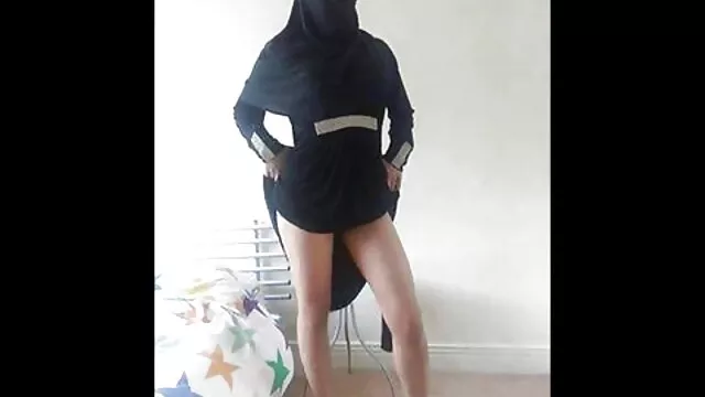 Pendant que le mec joue une blonde lubrique suce la bite film francais x amateur de son ami et baise