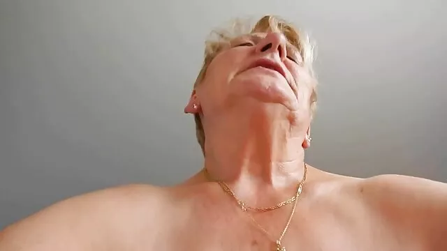 Belle film francais amateur x nana suce une bite et gémit doucement