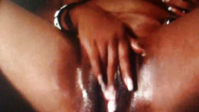 Un bébé bronzé aux gros seins caresse une chatte et baise une grosse film porno amateur français bite