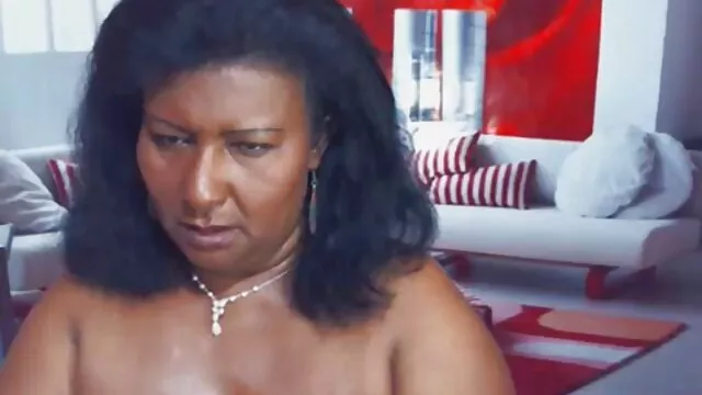 Un mec avec une longue bite tordue vidéo x amateur français lèche la chatte de la brune en l'air