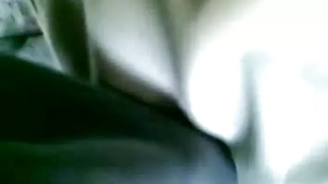 Une chienne rousse film x francais amateur gratuit baise une chatte et un trou du cul serré avec une machine à sexe devant une webcam