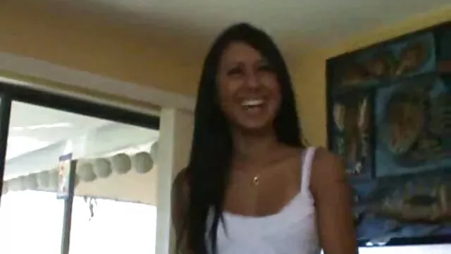 Des mecs lubriques caressent une video x amateur francais gratuit brune chaude et se font baiser à trois