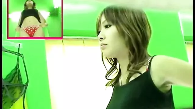 Deux filles film x echangiste francais asiatiques dépravées s'assoient avec des chattes sur la bouche de l'esclave et le baisent