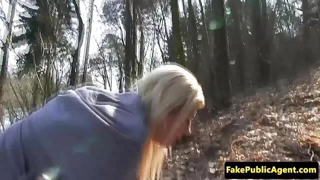 Tirant un préservatif sur le pénis d'un mec chauve, deux film amateur x français chiennes aux gros seins l'ont sellé et sautent sur son tronc dur