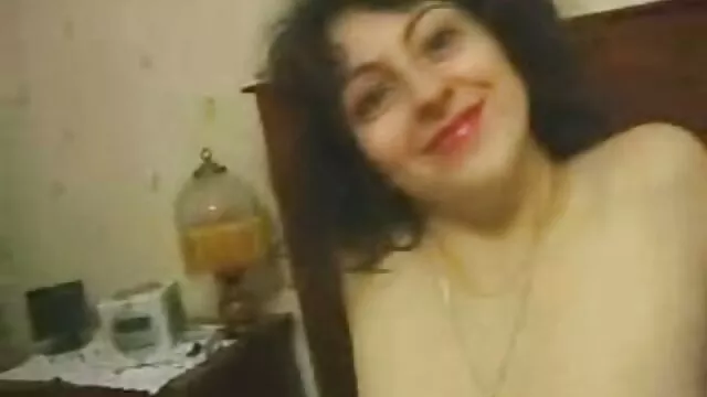 Une blonde passionnée baise dans un garage sale avec des hommes film x amateur allemand excités