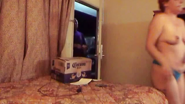 Une belle brune film porno amateur française sexy caresse la chatte et rêve d'une bite en sodomie