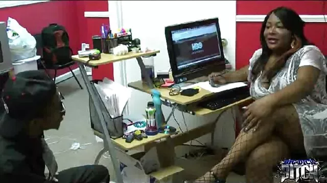 Le vidéo x amateur français mec a commencé à baiser la chienne dans les escaliers, incapable de supporter son look sexy
