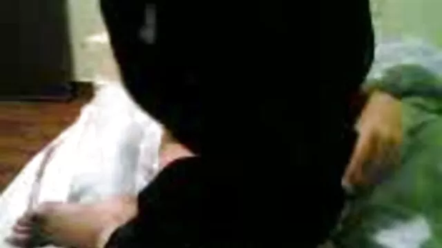 Fille bronzée en legging rose caresse la film amateur français x chatte et branle la bite