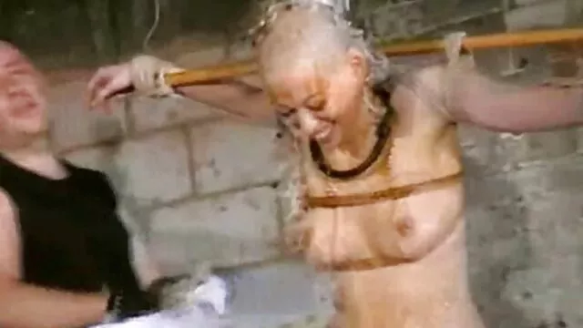 Une brune aux petits seins joue avec son clitoris xxx français amateur avec ses doigts, après quoi elle s'assoit avec sa bouche sur la grosse bite d'un homme noir et commence à la sucer