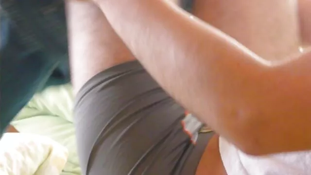 Une lesbienne film porno amateur belge dodue caresse une jeune brune sexy et lui lèche l'anus