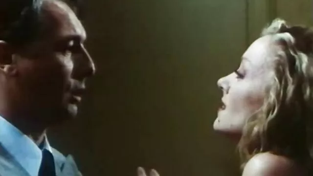 Une brune élégamment habillée fait chier son esclave, lui donne des coups de pied et le frappe avec ses mains, puis met un film amateur francais x strapon d'une épaisseur irréelle et le baise dans le cul