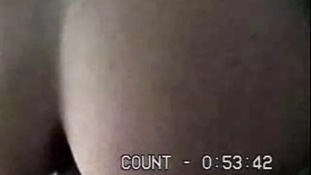 Le mec baise une brune rasée et verse son film x amateur complet sperme