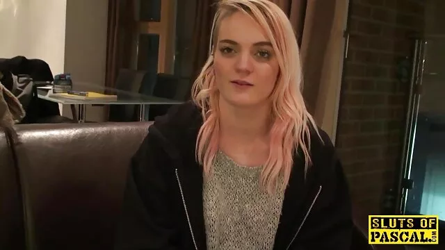 Deux bites épaisses dans les trous d'une film porno amateur française blonde sexy