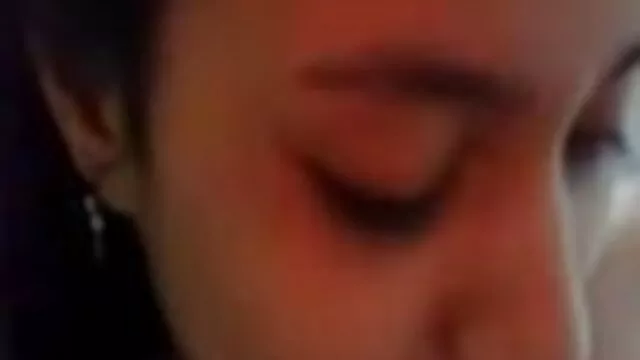 Le mec a xxx francais amateur rempli la brune d'huile et baisé dans le cul