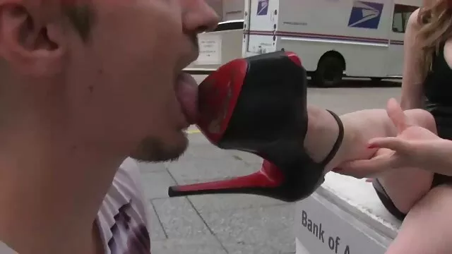 Le mec tire une chienne lubrique film porno amateur belge sur sa bite