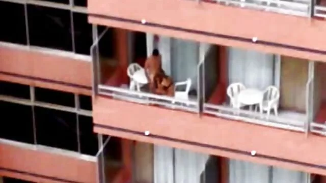 Des salopes chaudes déchirent film porno amateur en francais leur pantalon sur la chatte et baisent dans le jacuzzi avec un mec