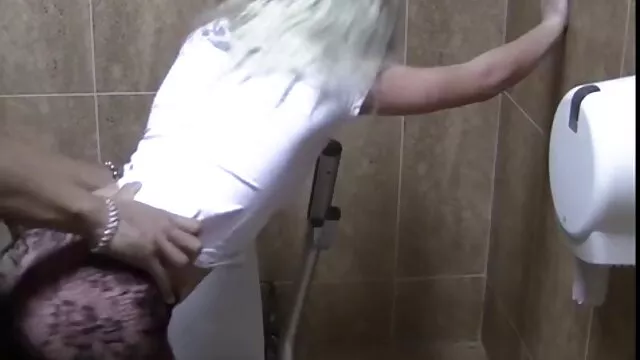 Un jeune bébé aux film amateur porno gratuit cheveux roux découvre ses seins et baise avec un homme