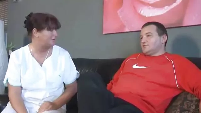Salope sexy aux gros film porno gratuit amateur seins, avec un cul tout taché comme une peau de léopard, suce une grosse bite