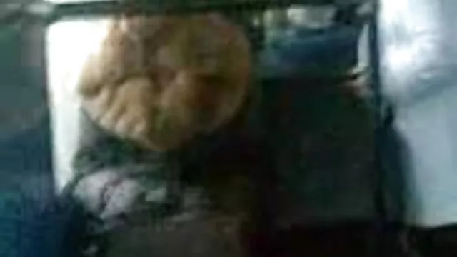 Le mec baise une chienne sur le poids dans un anal serré film gratuit amateur porno